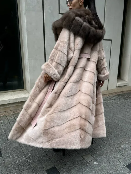 Норковая шуба с капюшоном из меха куницы пудрового цвета (нежно-розовый) - фото 7